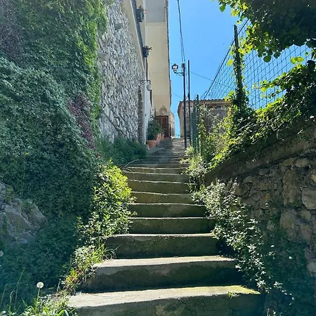 לינה וארוחת בוקר Mamma Rosa 4*